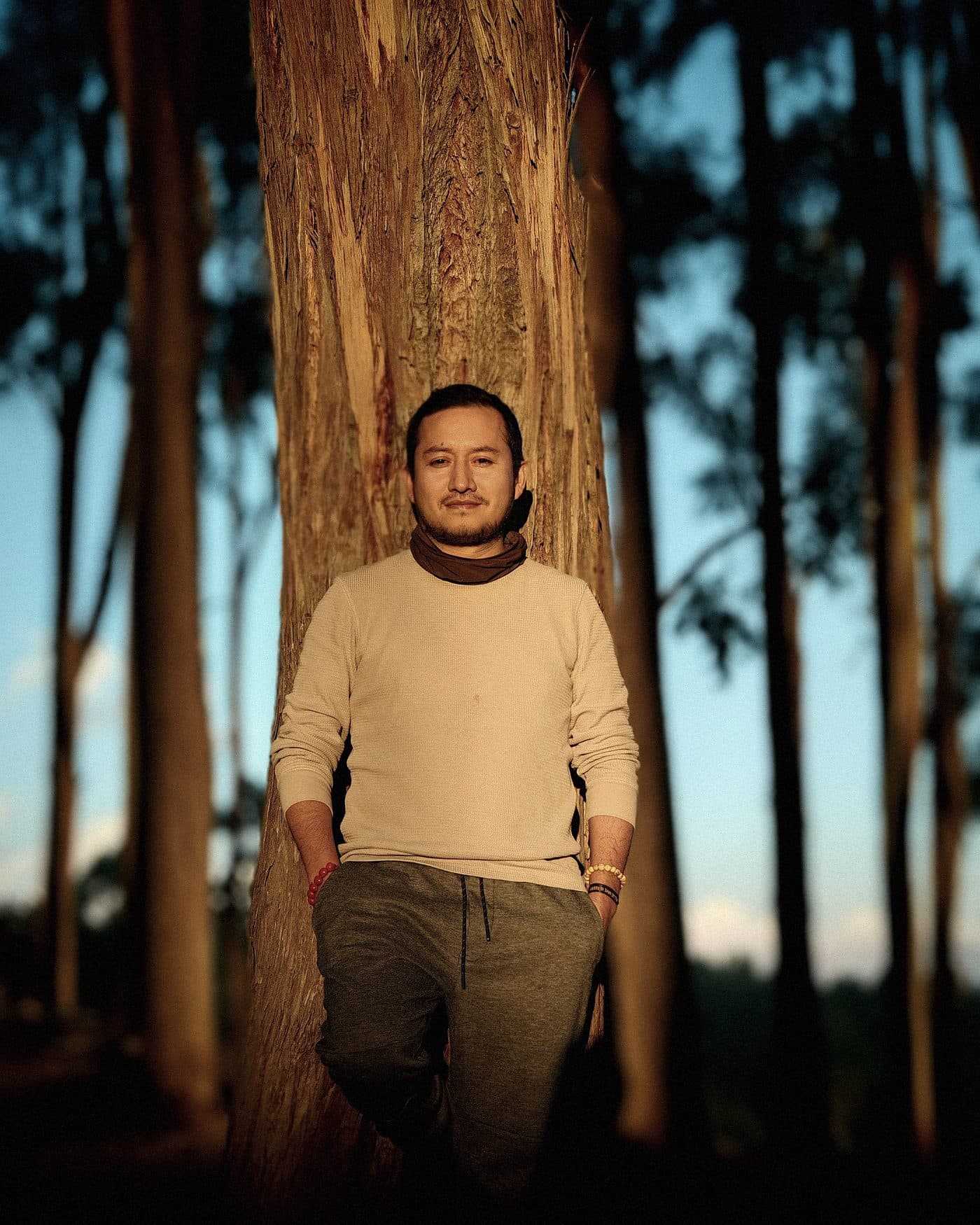 Eddie Ajalcriña en un bosque de eucaliptos cerca del Cusco